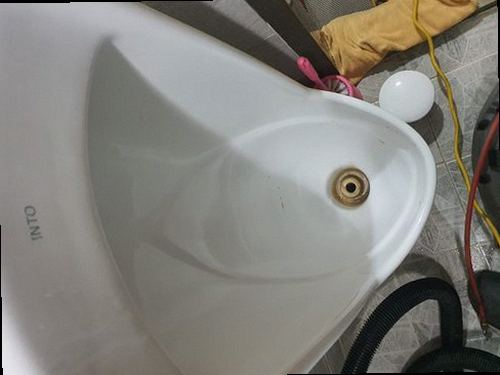 연천 미산면 하수구막힘 배수구 주변 이물질과 물 고임 상태를 확인하는 모습